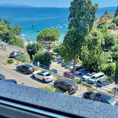 A1 Sea Downtown & Protected Parking Apartment